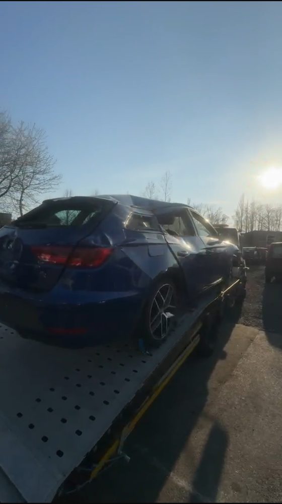 Kostenlose Schrottauto-Abholung NRW: Unfallwagen auf Abschleppwagen